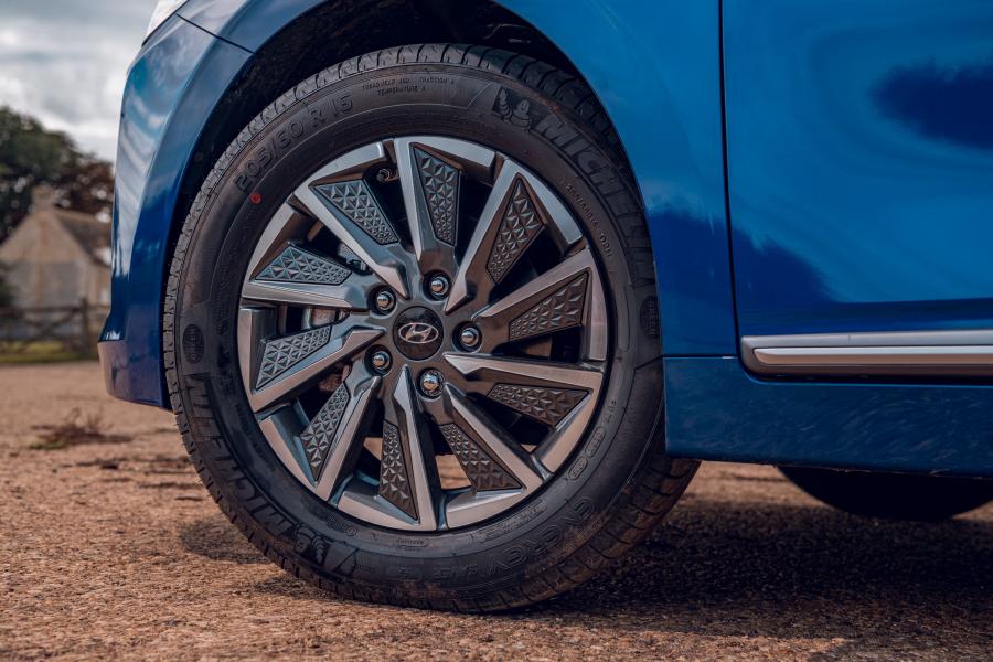 Колеса Hyundai IONIQ electric (AE) 2019 года  (UK) (фото 21 из 37)
